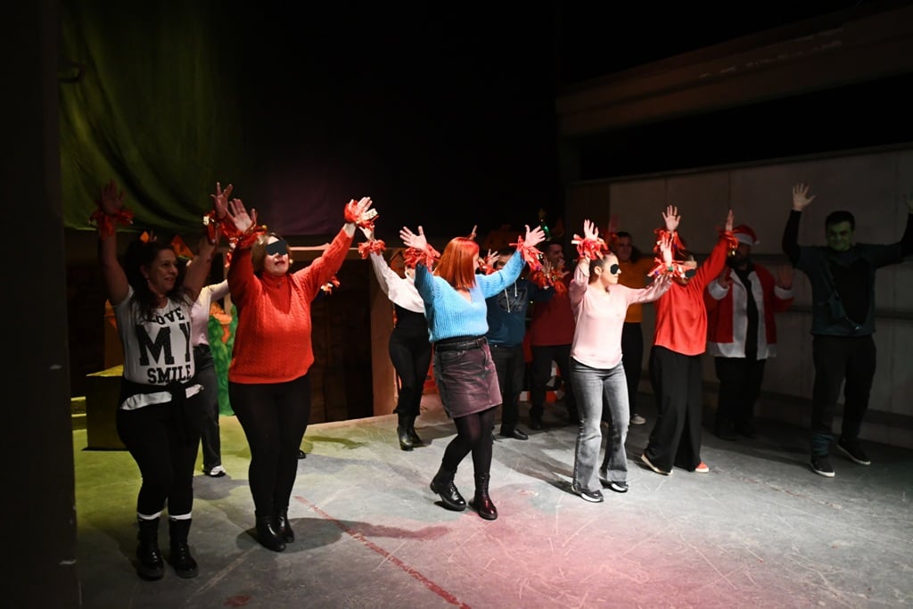 Η Χριστουγεννιάτικη παράσταση «Πώς ο Γκριντζ έκλεψε τα Χριστούγεννα», από τα παιδιά του  ΚΔΑΠΑμεΑ «ΑΜΠΕΤ ΧΑΣΜΑΝ» στο Λιθογραφείο – ΦΩΤΟ