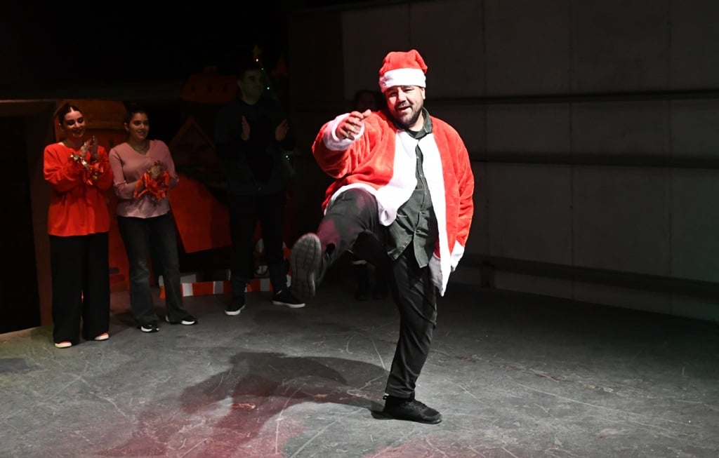 Η Χριστουγεννιάτικη παράσταση «Πώς ο Γκριντζ έκλεψε τα Χριστούγεννα», από τα παιδιά του  ΚΔΑΠΑμεΑ «ΑΜΠΕΤ ΧΑΣΜΑΝ» στο Λιθογραφείο – ΦΩΤΟ