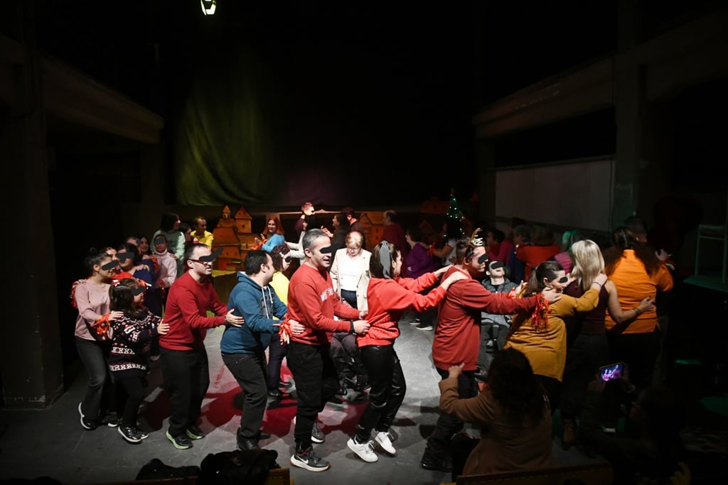 Η Χριστουγεννιάτικη παράσταση «Πώς ο Γκριντζ έκλεψε τα Χριστούγεννα», από τα παιδιά του  ΚΔΑΠΑμεΑ «ΑΜΠΕΤ ΧΑΣΜΑΝ» στο Λιθογραφείο – ΦΩΤΟ