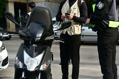 Αστυνομικοί έπαιρναν... φακελάκι για να μην κόβουν κλήσεις