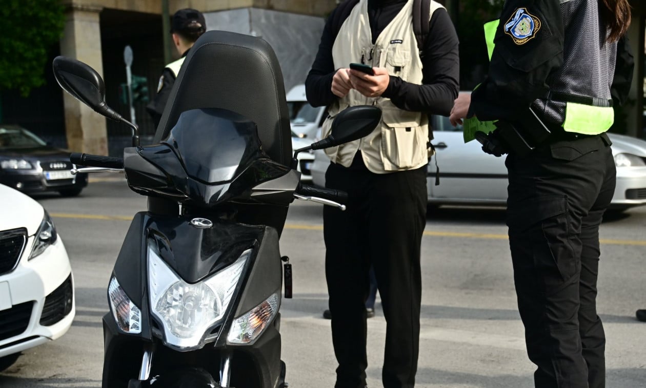 Αστυνομικοί έπαιρναν... φακελάκι για να μην κόβουν κλήσεις