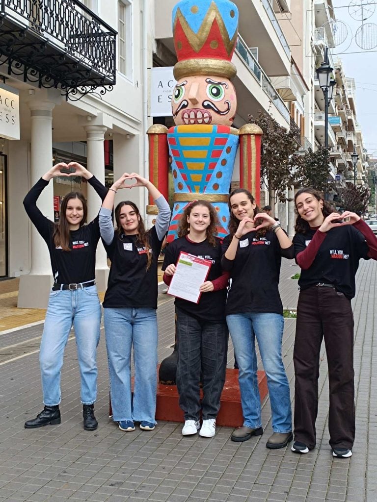 «ΦΛΟΓΑ» Πάτρας: Μαθητές - εκπαιδευτικοί και γονείς 64 σχολείων της Αχαΐας δίδαξαν τι σημαίνει αγάπη και αλληλεγγύη (ΦΩΤΟ)