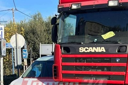 Πάτρα: Νταλίκα Διέλυσε βανάκι πάνω σε μάντρα! ΦΩΤΟ