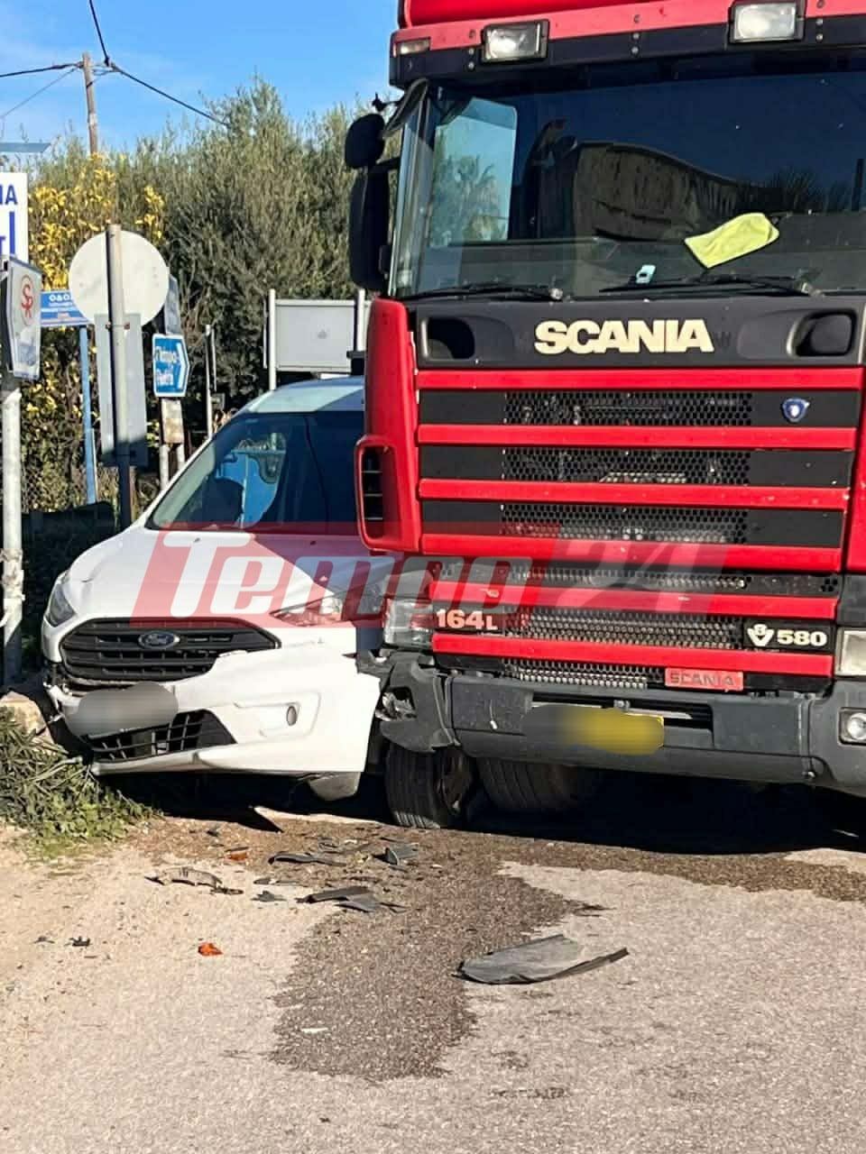 Πάτρα: Νταλίκα διέλυσε βανάκι πάνω σε μάντρα! ΦΩΤΟ