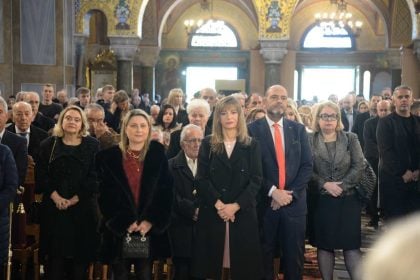 Πάτρα: Πλήθος πιστών στην λειτουργία των Χριστουγέννων ΦΩΤΟ