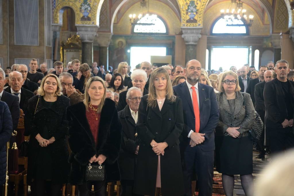 Πάτρα: Πλήθος πιστών στην λειτουργία των Χριστουγέννων ΦΩΤΟ