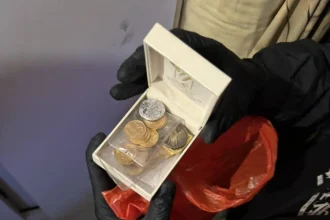 Πώς διακινούσαν τα κέρδη τους τα μέλη του κυκλώματος του ΟΠΕΚΕΠΕ στην Κρήτη - Βρέθηκαν λίρες και ράβδοι χρυσού - ΒΙΝΤΕΟ από την αστυνομική επιχείρηση