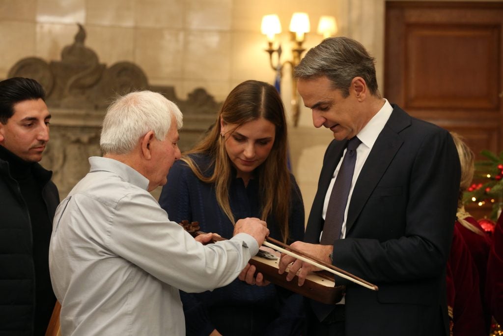 Τα κάλαντα της Πρωτοχρονιάς στον πρωθυπουργό Κυριάκο Μητσοτάκη