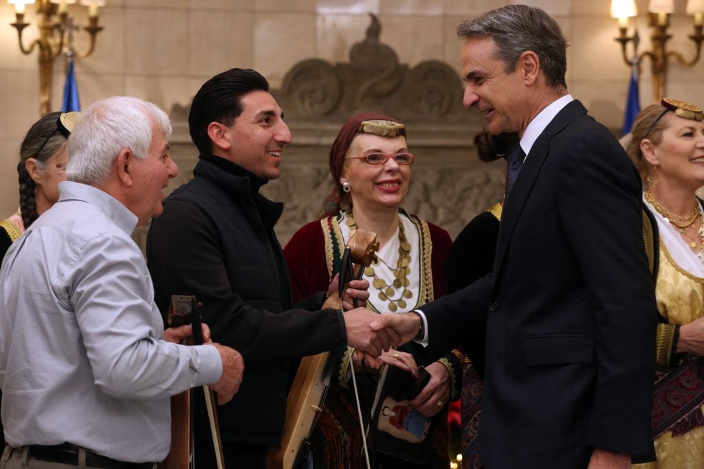 Τα κάλαντα της Πρωτοχρονιάς στον πρωθυπουργό Κυριάκο Μητσοτάκη