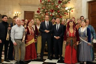 Τα κάλαντα της Πρωτοχρονιάς στον πρωθυπουργό Κυριάκο Μητσοτάκη
