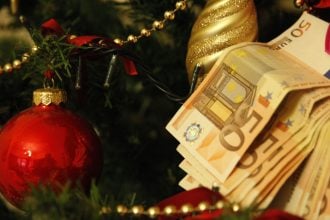 Πώς να αντιμετωπίσετε το οικονομικό άγχος των γιορτών και να αποφύγετε τον υπερκαταναλωτισμό