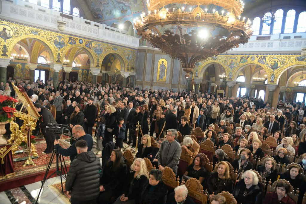 Πάτρα: Πλήθος πιστών στην λειτουργία των Χριστουγέννων ΦΩΤΟ