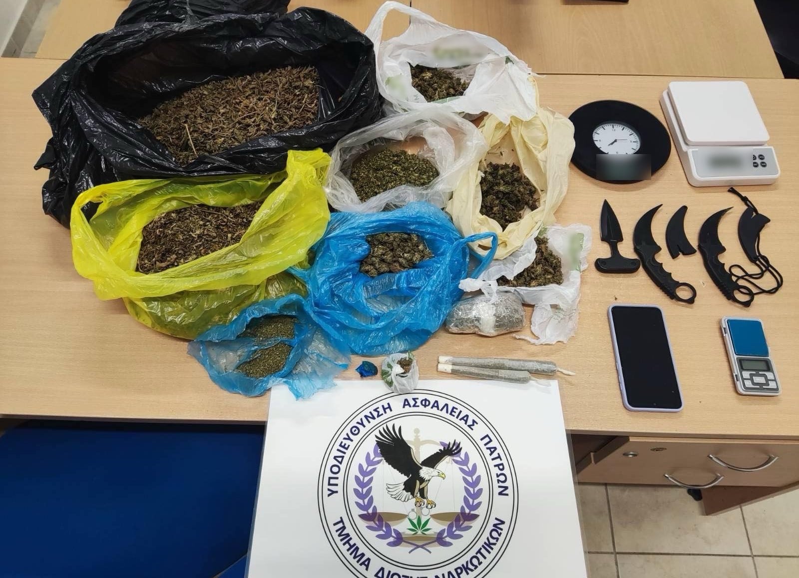 Πάτρα: Πώς πιάστηκαν μάνα και γιος με τα ναρκωτικά και τα μαχαίρια - Τι έκανε η γυναίκα την ώρα της εφόδου των αστυνομικών