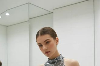 Μαύρο δερμάτινο παντελόνι: Πώς να το φορέσεις για glam γιορτινές εμφανίσεις