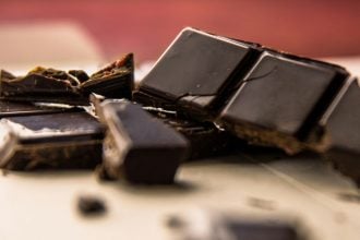 Μαύρη σοκολάτα: Πώς βοηθά στην επιβράδυνση της γήρανσης