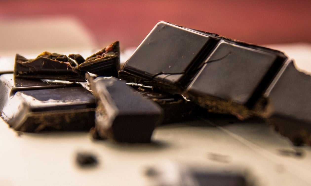 Μαύρη σοκολάτα: Πώς βοηθά στην επιβράδυνση της γήρανσης