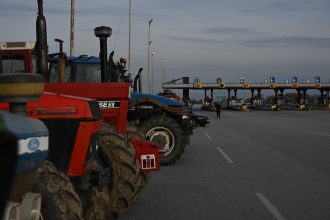 Αγρότες: Επ’ αόριστον μπλόκο στον Προμαχώνα για τα φορτηγά – Κλείνει το ρεύμα εισόδου στα Μάλγαρα