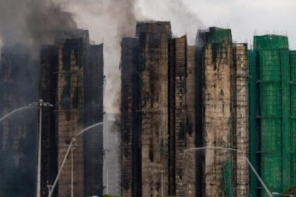 Χονγκ Κονγκ: Συνεχίζονται οι έρευνες στους καμένους ουρανοξύστες