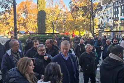 Στα δικαστήρια οι αγρότες που συνελήφθησαν χθες στο μπλόκο της Νίκαιας - Τρακτέρ και αγρότες στο σημείο