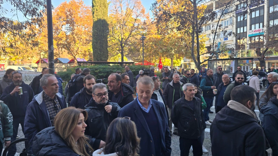 Στα δικαστήρια οι αγρότες που συνελήφθησαν χθες στο μπλόκο της Νίκαιας - Τρακτέρ και αγρότες στο σημείο