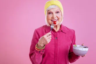 To φυσικό αντιοξειδωτικό που αποτρέπει το γκριζάρισμα των μαλλιών – Ποια λαχανικά το περιέχουν