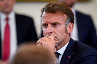 Μακρόν: «Η ΕΕ πρέπει να συνεργαστεί με τον Πούτιν, εάν αποτύχουν οι προσπάθειες Τραμπ»