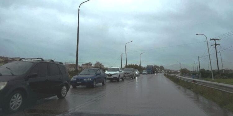 Έξοδος Χριστουγέννων: Ουρές ταλαιπωρίας στην Αντιρρίου-Ιωαννίνων, εξαιτίας των αγροτικών μπλόκων – Σημειωτόν εν μέσω κακοκαιρίας τα οχήματα ΦΩΤΟ & ΒΙΝΤΕΟ