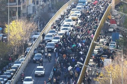 Απροσδόκητες πολιτικές διαστάσεις προσλαμβάνει το κίνημα των εμπόρων της Τεχεράνης