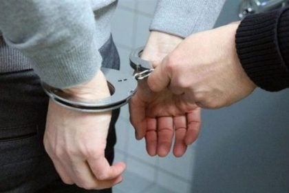 Συνελήφθησαν 24χρονοι για διακίνηση ναρκωτικών στα Πετράλωνα