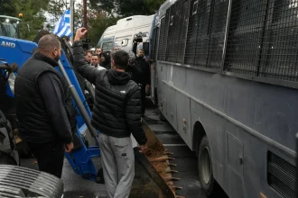 Η στιγμή που αγρότες στη Θεσσαλονίκη κάνουν όπισθεν με τα τρακτέρ και κατευθύνονται προς τους αστυνομικούς: «Πάτα τον»-BINTEO