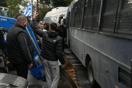 Η στιγμή που αγρότες στη Θεσσαλονίκη κάνουν όπισθεν με τα τρακτέρ και κατευθύνονται προς τους αστυνομικούς: «Πάτα τον»-BINTEO