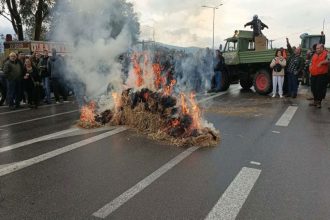 Στήθηκαν μπλόκα αγροτών στη Λέσβο