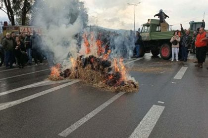 Στήθηκαν μπλόκα αγροτών στη Λέσβο