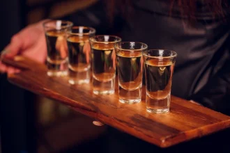 Στο νοσοκομείο λόγω υπερβολικής κατανάλωσης αλκοόλ 14χρονη που έπινε μαζί με 15χρονη φίλη της