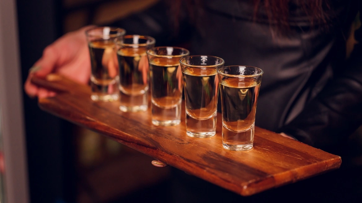 Στο νοσοκομείο λόγω υπερβολικής κατανάλωσης αλκοόλ 14χρονη που έπινε μαζί με 15χρονη φίλη της