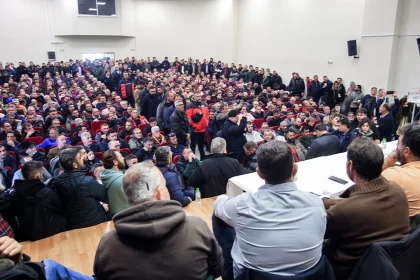 Αυτά είναι τα αιτήματα των αγροτών: Κλιμακώνουν τις κινητοποιήσεις παρά την έκκληση της κυβέρνησης για διάλογο με ανοιχτούς τους δρόμους