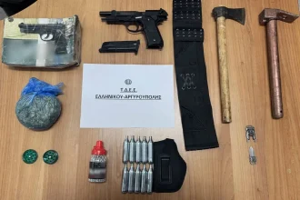 Μίνι οπλοστάσιο και ναρκωτικά είχε ο 59χρονος που συνελήφθη γιατί απείλησε οδηγό με τσεκούρι στον Άλιμο