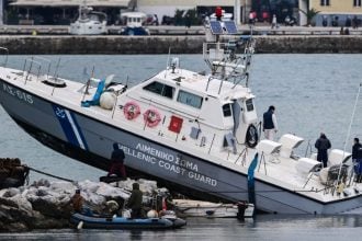 Λιμενικό: Δεν ήταν μεθυσμένο το πλήρωμα του σκάφους που έπεσε στα βράχια