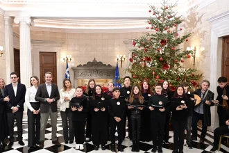 Τα χριστουγεννιάτικα κάλαντα στον Μητσοτάκη, ντυμένος Άγιος Βασίλης ο Πίνατ