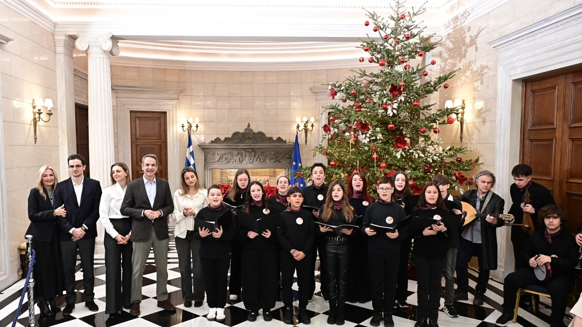 Τα χριστουγεννιάτικα κάλαντα στον Μητσοτάκη, ντυμένος Άγιος Βασίλης ο Πίνατ