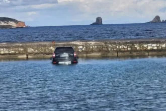 Αυτοκίνητο έπεσε στη θάλασσα και βυθίστηκε, ο οδηγός δεν έβαλε χειρόφρενο, δείτε βίντεο