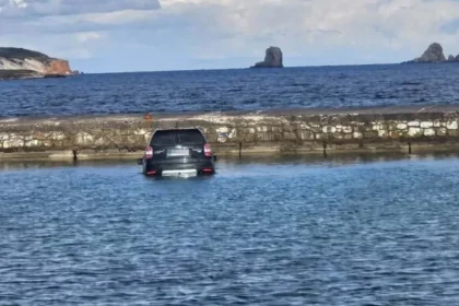 Αυτοκίνητο έπεσε στη θάλασσα και βυθίστηκε, ο οδηγός δεν έβαλε χειρόφρενο, δείτε βίντεο