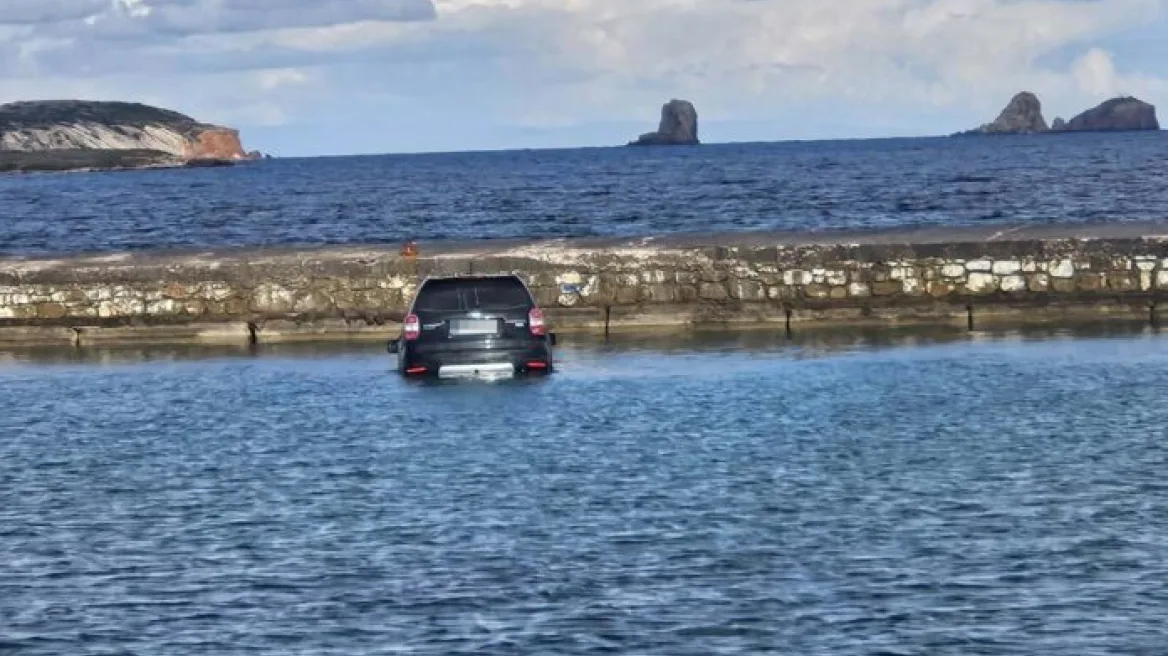 Αυτοκίνητο έπεσε στη θάλασσα και βυθίστηκε, ο οδηγός δεν έβαλε χειρόφρενο, δείτε βίντεο
