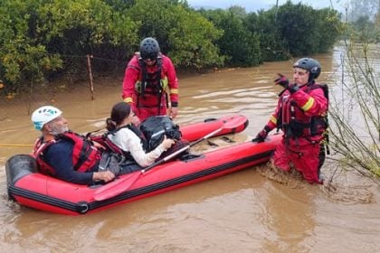 Συγκλονιστικές εικόνες, η ΕΜΑΚ διέσωσε οικογένεια από πλημμυρισμένο δρόμο στη Λακωνία - Προβλήματα από την κακοκαιρία Byron και στη Ζάκυνθο