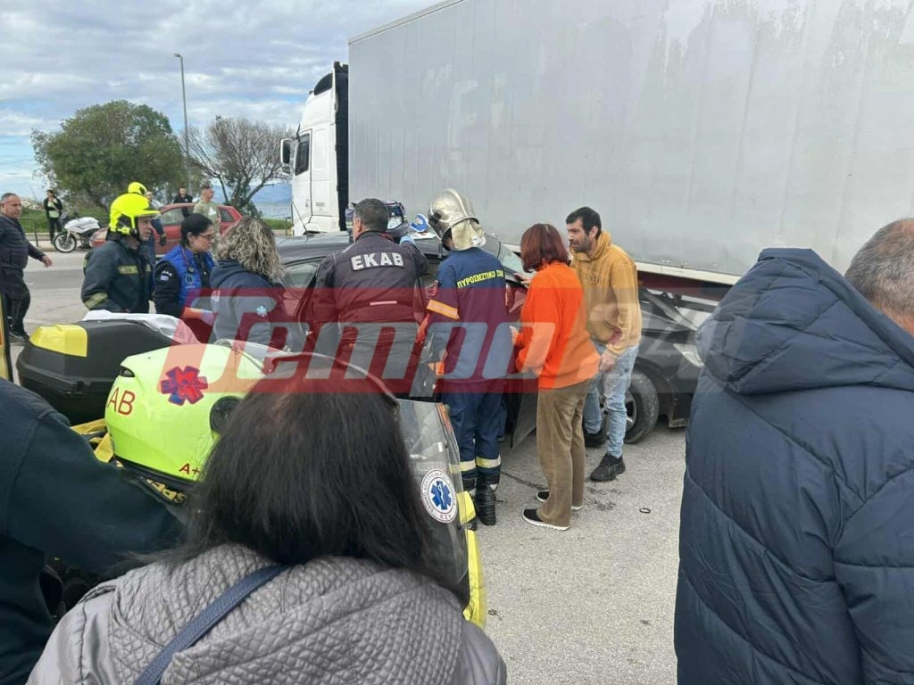 Τροχαίο στην Παραλία Πατρών - ΙΧ "καρφώθηκε" σε φορτηγό, τραυματίστηκε έγκυος (ΦΩΤΟ)