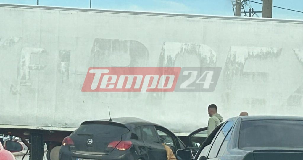 Τροχαίο στην Παραλία Πατρών - ΙΧ "καρφώθηκε" σε φορτηγό, τραυματίστηκε έγκυος (ΦΩΤΟ)