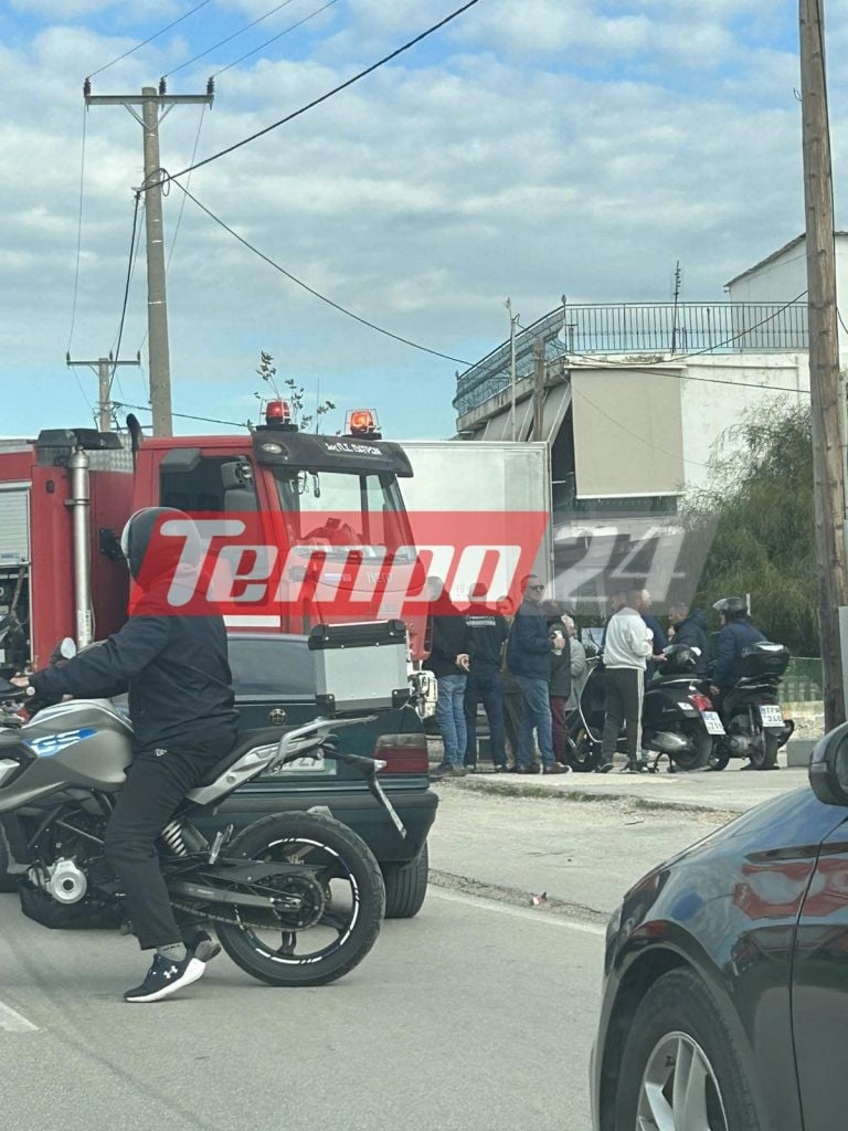 Τροχαίο στην Παραλία Πατρών - ΙΧ "καρφώθηκε" σε φορτηγό, τραυματίστηκε έγκυος (ΦΩΤΟ)