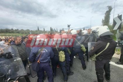 Αγρότες: Συμπλοκές, ξύλο και δακρυγόνα στο μπλόκο του Κιάτου (ΦΩΤΟ-ΒΙΝΤΕΟ)