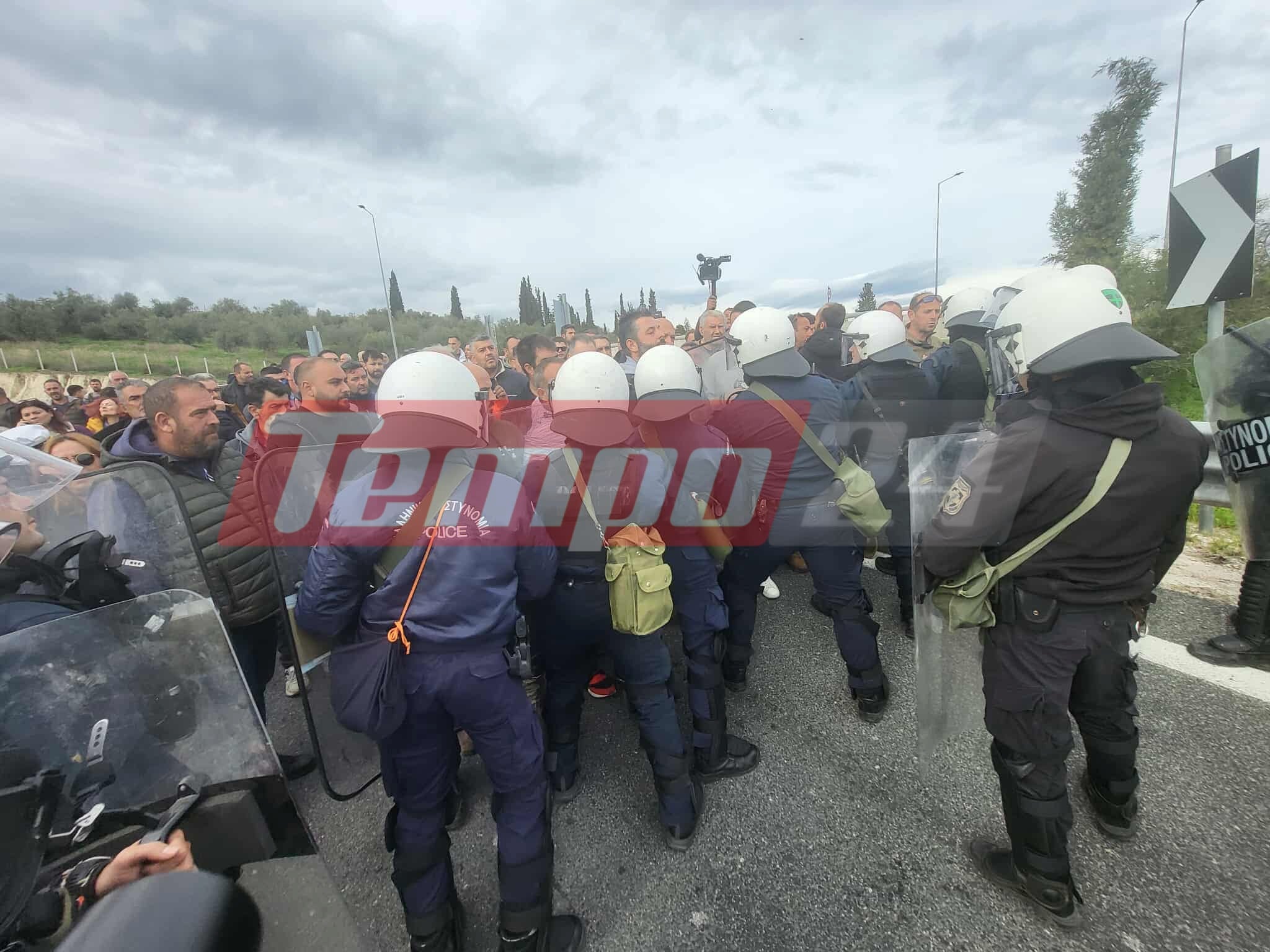 Αγρότες: Συμπλοκές, ξύλο και δακρυγόνα στο μπλόκο του Κιάτου (ΦΩΤΟ-ΒΙΝΤΕΟ)