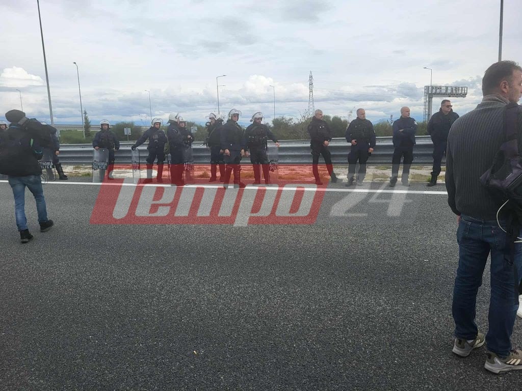 Αγρότες: Συμπλοκές, ξύλο και δακρυγόνα στο μπλόκο του Κιάτου (ΦΩΤΟ-ΒΙΝΤΕΟ)